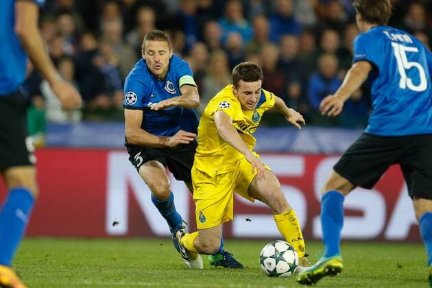 Club s Timmy Simons and Porto s forward Diogo Jota fight for the ball during the third game of the group stage of the UEFA Champions League competition between Belgian first division soccer team Club Brugge KV and Portugese club FC Porto in Brugge, Tuesday 18 October 2016. BRUNOxFAHY  x04959922x