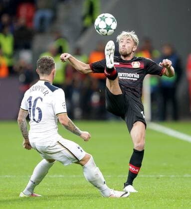 GER, UEFA CL, Bayer 04 Leverkusen (GER) vs Tottenham Hotspur (GB) 18.10.2016, BayArena, Leverkusen, GER, UEFA CL, Bayer 04 Leverkusen (GER) vs Tottenham Hotspur (GB) Kieran Trippier (Tottenham), Kevin Kampl (Leverkusen) nordphotoxBratic