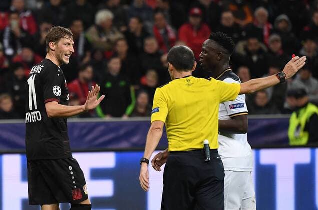 18.10.2016, xjhx, Fussball Champions League, Bayer 04 Leverkusen - Tottenham Hotspur, emspor , v.l. Stefan Kiessling Kießling (Bayer Leverkusen), Schiedsrichter Cueneyt Cakir (Türkei) gibt Anweisungen, gestikuliert, mit den Armen gestikulieren gives instructions, gesticulate. Leverkusen