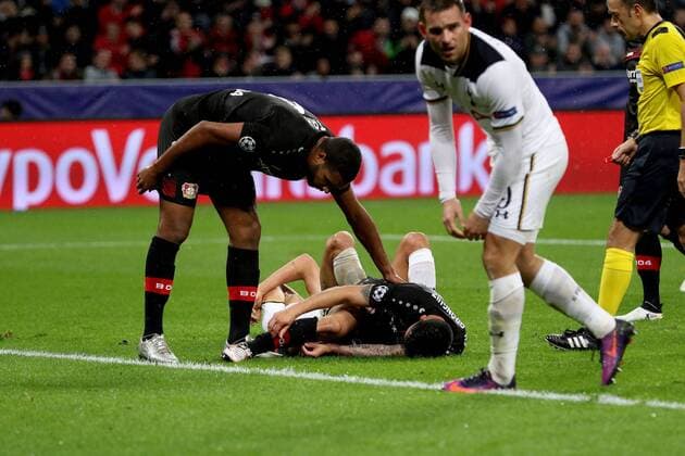 18.10.2016 - Charles Mariano Aranguiz (Bayer 04 Leverkusen) liegt nach einem Zweimkapf am Boden beim Champions League Gruppenspiel (Saison 2016 17) Bayer Leverkusen - Tottenham Hotspur.
