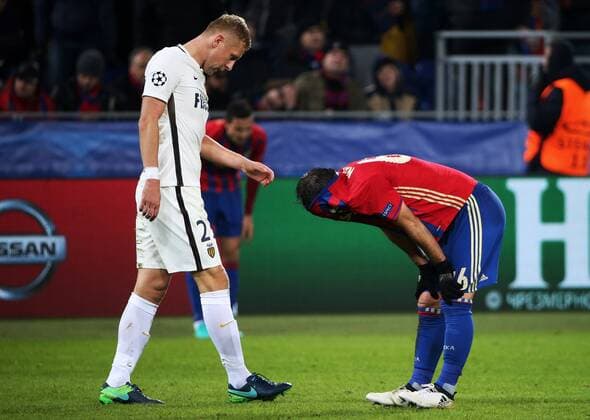 Bilder des Tages - SPORT MOSCOW, RUSSIA - OCTOBER 18, 2016: Monaco s Kamil Glik (L) and CSKA Moscow s Bibras Ntkho after their 2016 17 Season UEFA Champions League Group E Round 3 football match at the Arena CSKA Stadium. The game ended in a 1-1 draw. Valery Sharifulin TASS  TS034DD9