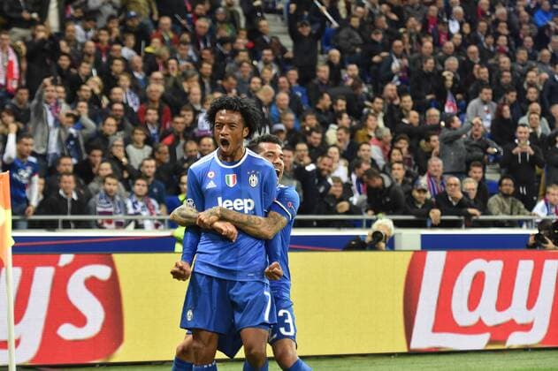 Juan Cuadrado, Dani Alves (juventus) - Fussball, Champions League, Olympique Lyon vs. Juventus Turin - 18 10 2016 FredericChambert Panoramic 