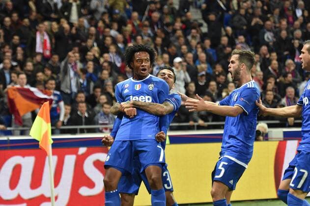 Bilder des Tages - SPORT Juan Cuadrado, Dani Alves, Miralem Pjanic (juventus) - Fussball, Champions League, Olympique Lyon vs. Juventus Turin - 18 10 2016 FredericChambert Panoramic 