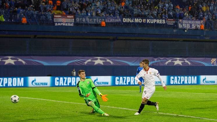 SOCCER - CL, Zagreb vs Sevilla ZAGREB,CROATIA,18.OCT.16 - SOCCER - UEFA Champions League, group stage, GNK Dinamo Zagreb vs Sevilla FC. Image shows Luciano Vietto (Sevilla) and Dominik Livakovic (Zagreb). GEPAxpictures xMaticxKlansek