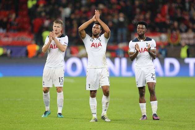 Eric Dier ( 15, Tottenham Hotspur), Mousa Dembele ( 19, Tottenham Hotspur) und Joshua Onomah ( 25, Tottenham Hotspur) klatschen nach dem Spiel den Fans aus England zu, Bayer 04 Leverkusen vs Tottenham Hotspur, Fussball, UEFA Champions League, 18.10.2016, Leverkusen Copyright: xDeutzmann Eibner-Pressefotox EP_CDN