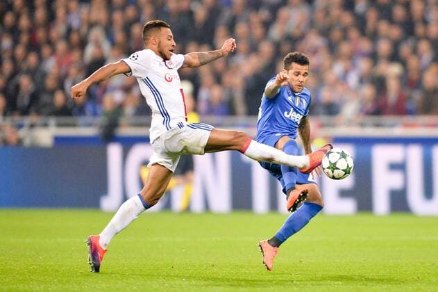 23 Dani Alves (juve) - 08 CORENTIN TOLISSO (ol) - Fussball, Champions League, Olympique Lyon vs. Juventus Turin - 18 10 2016 AnthonyBIBARD FEP Panoramic 