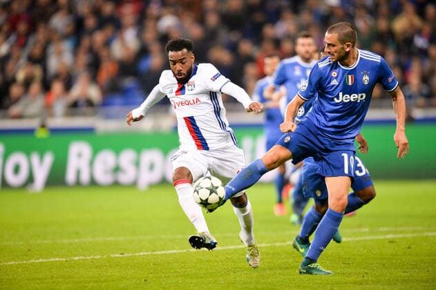 10 ALEXANDRE LACAZETTE (ol) - 19 Leonardo Bonucci (juve) - Fussball, Champions League, Olympique Lyon vs. Juventus Turin - 18 10 2016 AnthonyBIBARD FEP Panoramic 