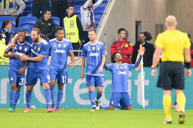 07 Juan Cuadrado (juve) - 05 Miralem Pjanic (juve) - Fussball, Champions League, Olympique Lyon vs. Juventus Turin - 18 10 2016 AnthonyBIBARD FEP Panoramic 