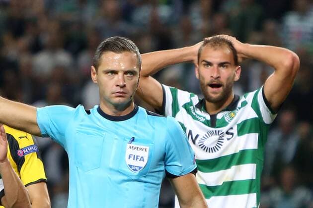 Bilder des Tages - SPORT October 18, 2016 - Lisbon, Portugal - Sporting s forward Bas Dost (R ) reacts after the Referee Damir Skomina decision during the UEFA Champions League Group F football match Sporting CP vs Borussia Dortmund at the Alvalade stadium in Lisbon, Portugal on October 18, 2016. Sporting Clube de Portugal v Borussia Dortmund - UEFA Champions League  - ZUMAn230 20161018_zaa_n230_167