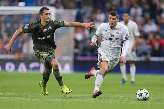 Real Madrid vs Legia Warsaw Champions League Group F match Real Madrid vs Legia Warsaw at the Santiago Bernabeu on 18 October, 2016 in Madrid, Spain. In the picture: Tomasz Jodlowiec (Legia), Mateo Kovacic (Real)  EN_01229194_0077