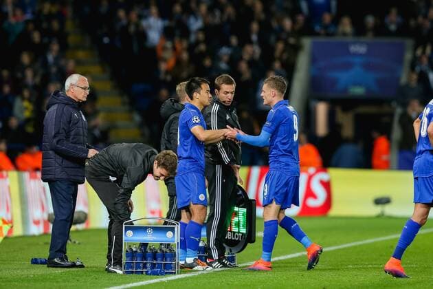 Shinji Okazaki, Jamie Vardy (Leicester), OCTOBER 18, 2016 - Football Soccer : Shinji Okazaki of Leicester City comes on to the pitch as a substitute for Jamie Vardy during the UEFA Champions League Group Stage match between Leicester City and FC Copenhagen at King Power Stadium in Leicester, England. Noxthirdxpartyxsales  (mdga012203)