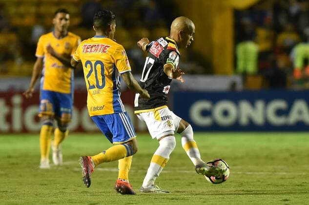 Tigres Javier Aquino (L) against Herediano Johan Condega (R) during their Champions League of Concacaf match at Universitario stadium in Monterrey, Mexico, 18 October 2016. Tigres of Mexico Vs. Herediano of Costa Rica !ACHTUNG: NUR REDAKTIONELLE NUTZUNG!  MY01 20161019-636124480911831360