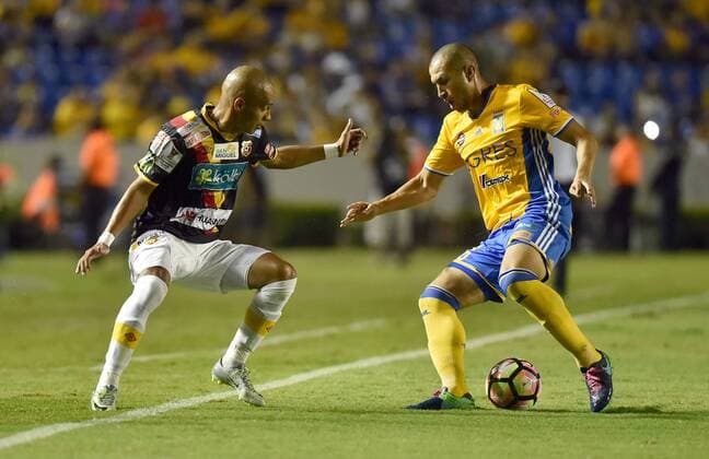 Tigres Jorge Torres (R) against Herediano Johan Condega (L) during their Champions League of Concacaf match at Universitario stadium in Monterrey, Mexico, 18 October 2016. Tigres of Mexico Vs. Herediano of Costa Rica !ACHTUNG: NUR REDAKTIONELLE NUTZUNG!  MY01 20161019-636124485419705566