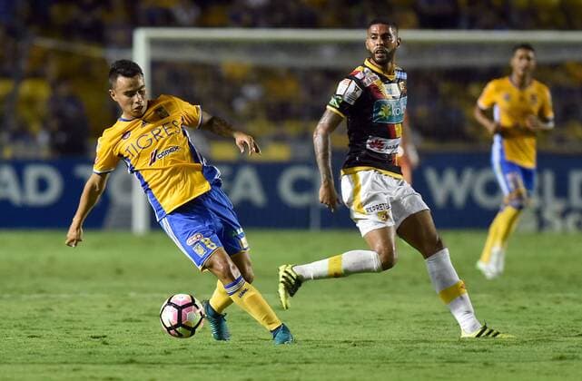 Tigres Lucas Zelayaran (L) against Herediano Allan Miranda (R) during their Champions League of Concacaf match at Universitario stadium in Monterrey, Mexico, 18 October 2016. Tigres of Mexico Vs. Herediano of Costa Rica !ACHTUNG: NUR REDAKTIONELLE NUTZUNG!  MY01 20161019-636124501946133686