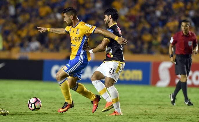 Tigres Andy Delort (L) against Herediano Pablo Salazar (R) during their Champions League of Concacaf match at Universitario stadium in Monterrey, Mexico, 18 October 2016. Tigres of Mexico Vs. Herediano of Costa Rica !ACHTUNG: NUR REDAKTIONELLE NUTZUNG!  MY01 20161019-636124519376877912