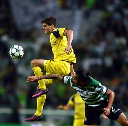 LISBON, Oct. 18, 2016 -- Sporting s Ezequiel Schelotto (R) vies with Dortmund s Christian Pulisic during the UEFA Champions League football match between Sporting CP and BVB Borussia Dortmund in Lisbon, Portugal, Oct. 18, 2016. Sporting lost 1-2. ) (SP)PORTUGAL-LISBON-FOOTBALL-UEFA CHAMPIONS LEAGUE ZhangxLiyun 