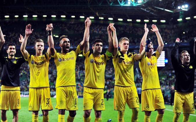 LISBON, Oct. 18, 2016 -- Dortmund s players acknowlege their supporters at the end of the UEFA Champions League football match between Sporting CP and BVB Borussia Dortmund in Lisbon, Portugal, Oct. 18, 2016. Sporting lost 1-2. ) (SP)PORTUGAL-LISBON-FOOTBALL-UEFA CHAMPIONS LEAGUE ZhangxLiyun 