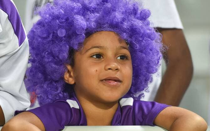 Fußball, AFC Asien Champions League, El-Jaish Sports Club - Al-Ain FC DOHA, Oct. 18, 2016 -- A young supporter of the United Arab Emirates Al-Ain watches a match between Al-Ain and Qatar s El-Jaish during the AFC Asian Champions League Semi-final second leg at the Abdullah Bin Khalifa Stadium in Doha, capital of Qatar, Oct. 18, 2016. The match ended in a 2-2 draw and El-Jaish was eliminated.) (SP)QATAR-DOHA-SOCCER-ASIAN CHAMPION LEAGUE Nikku 