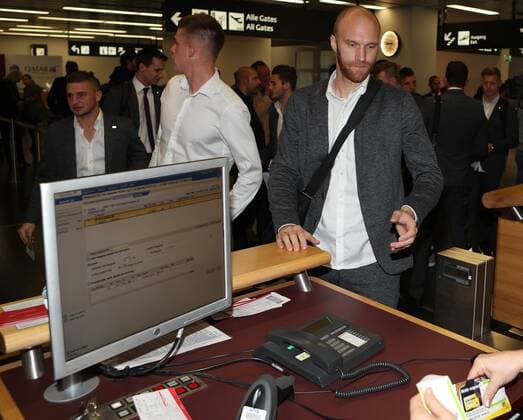 SOCCER - EL, Roma vs A.Wien, preview SCHWECHAT,AUSTRIA,19.OCT.16 - SOCCER - UEFA Europa League, group stage, AS Roma vs FK Austria Wien, preview, departure A.Wien from Vienna Airport. Image shows Robert Almer (A.Wien). GEPAxpictures xChristianxOrt