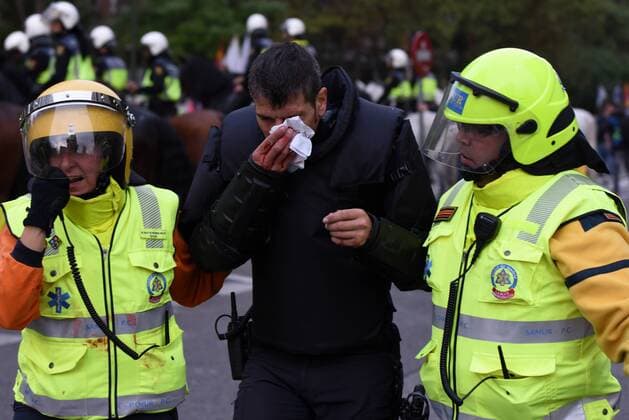 Bilder des Tages - SPORT Fußball, CL, Real Madrid - Legia Warschau, Ausschreitungen vor dem Spiel Spanish riot police charge Legia fans in Madrid Members of the specialized emergency system in Madrid help a wounded riot police during clashes with Legia fans in Madrid.  JorgexSanzx xPacificxPress