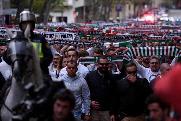 Fußball, CL, Real Madrid - Legia Warschau, Ausschreitungen vor dem Spiel Spanish riot police charge Legia fans in Madrid Legia Warsaw fans shout slogans in Madrid.  JorgexSanzx xPacificxPress
