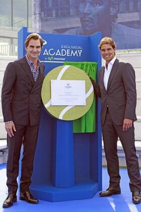 Tennis, Rafa Nadal Akademie auf Mallorca wird eröffnet Spanish tennis player Rafa Nadal (R) and Swiss player Roger Federer pose during the opening ceremony of the Rafa Nadal Academy by Movistar in Manacor, Mallorca island, Balearics, 19 October 2016. The academy opens its doors to young players so as they can train with the same method and values with which Nadal grew up. Opening ceremony of the Rafa Nadal Academy !ACHTUNG: NUR REDAKTIONELLE NUTZUNG!  20161019-636124802773471991