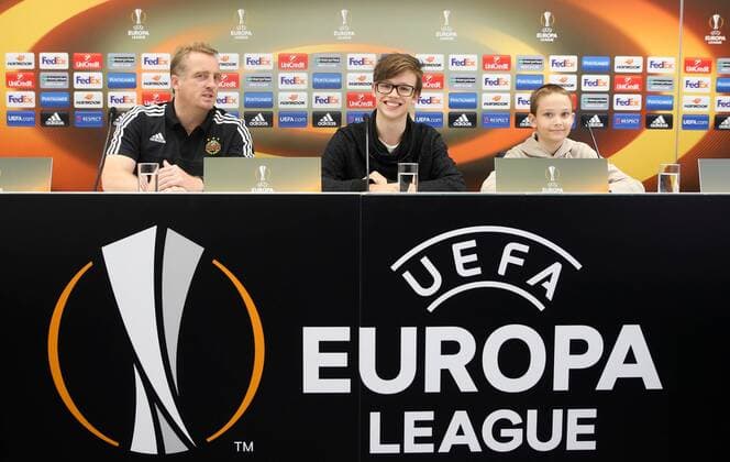 SOCCER - EL, Rapid vs Sassuolo, preview VIENNA,AUSTRIA,19.OCT.16 - SOCCER - UEFA Europa League, group stage, SK Rapid Wien vs US Sassuolo Calcio, preview, press conference PK Pressekonferenz Rapid. Image shows head coach Mike Bueskens (Rapid) with fans Luca and Tobias. Keywords: Wien Energie. GEPAxpictures xPhilippxBrem