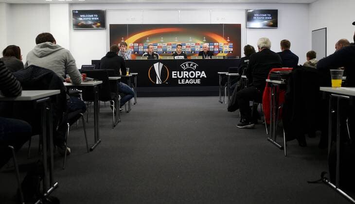 Bilder des Tages - SPORT SOCCER - EL, Rapid vs Sassuolo, preview VIENNA,AUSTRIA,19.OCT.16 - SOCCER - UEFA Europa League, group stage, SK Rapid Wien vs US Sassuolo Calcio, preview, press conference PK Pressekonferenz Rapid. Image shows press officer Peter Klinglmueller, head coach Mike Bueskens (Rapid), Stefan Schwab (Rapid) and Andy Marek (Rapid). Keywords: Wien Energie. GEPAxpictures xPhilippxBrem
