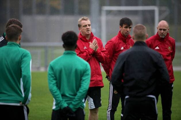 SOCCER - EL, Rapid vs Sassuolo, preview VIENNA,AUSTRIA,19.OCT.16 - SOCCER - UEFA Europa League, group stage, SK Rapid Wien vs US Sassuolo Calcio, preview, training Rapid. Image shows head coach Mike Bueskens, analyst Stefan Oesen and assistant coach Thomas Hickersberger (Rapid). Keywords: Wien Energie. GEPAxpictures xFranzxPammer