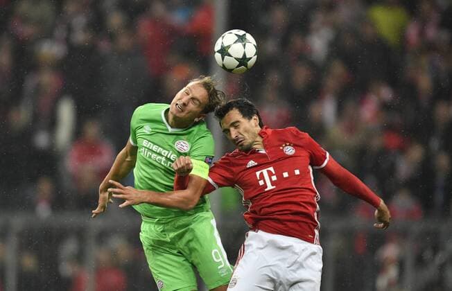 Kopfballduell, Zweikampf, Aktion Luuk de Jong PSV Eindhoven (links) gegen Mats Hummels FC Bayern München (rechts) Champions League CL Gruppenphase FC Bayern München FCB vs PSV Eindhoven 19.10.2016