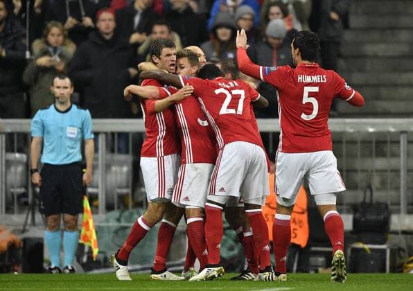 TOR zum 1:0 durch Thomas Müller FC Bayern München Torjubel mit Joshua Kimmich FC Bayern München Arjen Robben FC Bayern München David Alaba FC Bayern München Philipp Lahm FC Bayern München Mats Hummels FC Bayern München Champions League CL Gruppenphase FC Bayern München FCB vs PSV Eindhoven 19.10.2016