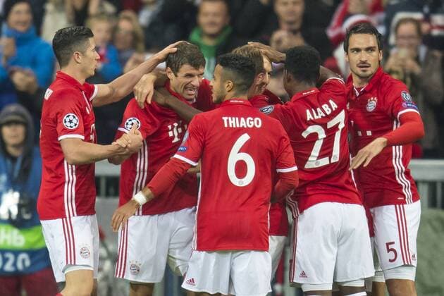 GER, UEFA CL, FC Bayern Muenchen (GER) vs PSV Eindhoven (NED) 19.10.2016, Allianz Arena, Muenchen, GER, UEFA CL, FC Bayern Muenchen (GER) vs PSV Eindhoven (NED) , Gruppe D, im Bild Jubel nach dem Tor zum 1-0 durch Thomas Mueller (FCB 25) mit Thiago (FCB 6) David Alaba (FCB 27) Mats Hummels (FCB 15) Joshua Kimmich (FCB 32) Robert Lewandowski (FCB 9) Foto © nordphoto Straubmeier nordphotox xStraubmeier