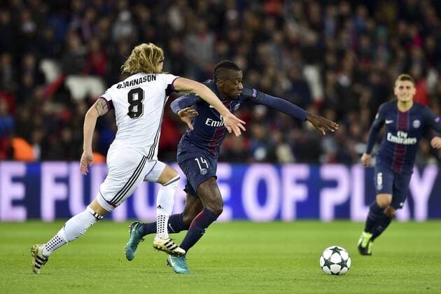 Fußball, CL, Paris St. Germain - FC Basel MATUIDI Blaise (PSG) vs Birkir Bjarnason - Fussball, Champions League, Paris Saint Germain PSG vs. FC Basel - 19 10 2016 JBAutissier Panoramic 