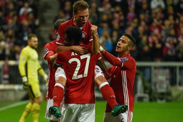 GER,UEFA CL, FC Bayern Muenchen (GER) vs PSV Eindhoven (NED) 19.10.2016, Allianz-Arena, Muenchen, GER,UEFA CL, FC Bayern Muenchen (GER) vs PSV Eindhoven (NED), im Bild David Alaba (FC Bayern Muenchen 27) feiert mit dem Torschuetzen Joshua Kimmich (FC Bayern Muenchen 32) , rechts Thiago (FC Bayern Muenchen 6) nordphotox xSchreyer
