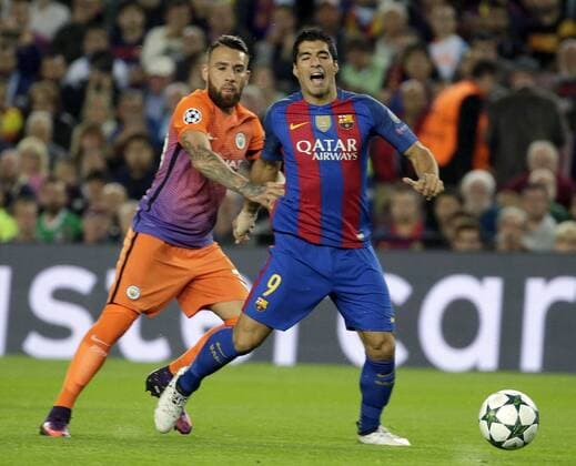Barcelona s Uruguayan striker Luis Suarez (R) fights for the ball with Mancherster s Argentinian defense Nicolas Otamendi during the UEFA Champions League 3rd journey match between FC Barcelona Barca and Manchester City at Camp Nou stadium in Barcelona, Catalonia, Spain, 19 October 2016. FC BARCELONA VS. MANCHESTER CITY !ACHTUNG: NUR REDAKTIONELLE NUTZUNG!  BCN001 20161019-636125083773246329