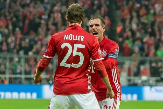 Munich, Germany 19.10.2016, UEFA Champions League - 2016 17 Season, Group D - Matchday 3, FC Bayern Muenchen - PSV Eindhoven, Philipp Lahm (FCB) bejbelt den Torschuetzen zum 1:0 Thomas Mueller (FCB) ( DeFodi048