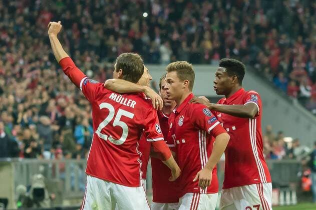 Munich, Germany 19.10.2016, UEFA Champions League - 2016 17 Season, Group D - Matchday 3, FC Bayern Muenchen - PSV Eindhoven, Jubel um den Torschuetzen zum 1:0 Thomas Mueller (FCB) ( DeFodi048