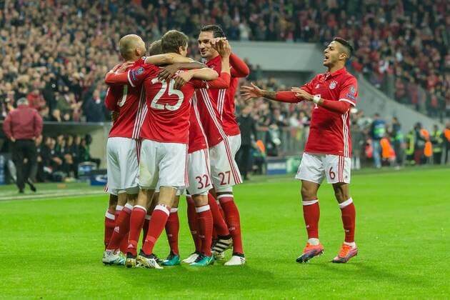 Munich, Germany 19.10.2016, UEFA Champions League - 2016 17 Season, Group D - Matchday 3, FC Bayern Muenchen - PSV Eindhoven, Jubel um den Torschuetzen zum 1:0 Thomas Mueller (FCB) ( DeFodi048