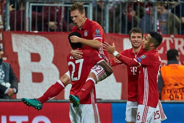Munich, Germany 19.10.2016, UEFA Champions League - 2016 17 Season, Group D - Matchday 3, FC Bayern Muenchen - PSV Eindhoven, Torjubel bei David Alaba (FCB), Torschuetze Joshua Kimmich (FCB), Thomas Mueller (FCB) und Thiago (FCB) v.l. ( DeFodi501