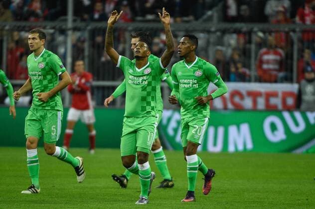 GER,UEFA CL, FC Bayern Muenchen (GER) vs PSV Eindhoven (NED) 19.10.2016, Allianz-Arena, Muenchen, GER,UEFA CL, FC Bayern Muenchen (GER) vs PSV Eindhoven (NED), im Bild Dank an den Himmel vom Torscheutzen Luciano Narsingh (PSV Eindhoven 11) nordphotox xSchreyer