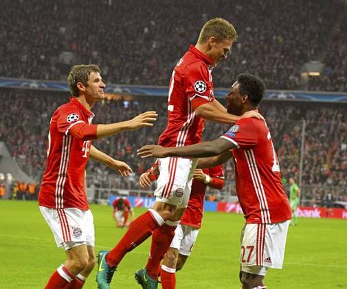 19.10.2016, Fussball Champions-League 2016 2017, Vorrunde 3.Spieltag, FC Bayern München - PSV Eindhoven, in der Allianzarena München. Torjubel zum 2:0 von Joshua Kimmich (mitte, FC Bayern München), li: Thomas Müller (FC Bayern München), re: David Alaba (FC Bayern München). 