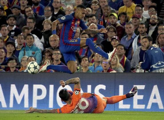 Barcelona s Brazilian striker Neymar Da Silva (up) fights for the ball with Manchester s Agentinian defense Nicolas Otamendi during the UEFA Champions League group C match between FC Barcelona Barca and Manchester City at Camp Nou stadium in Barcelona, Catalonia, Spain, 19 October 2016. FC BARCELONA VS. MANCHESTER CITY !ACHTUNG: NUR REDAKTIONELLE NUTZUNG!  BCN001 20161019-636125101899505315