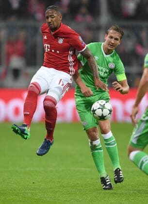 FUSSBALL CHAMPIONS LEAGUE SAISON 2016 2017 GRUPPENPHASE FC Bayern Muenchen - PSV Eindhoven 19.10.2016 Jerome Boateng (li, FC Bayern Muenchen) gegen Luuk de Jong (re, PSV Eindhoven) 