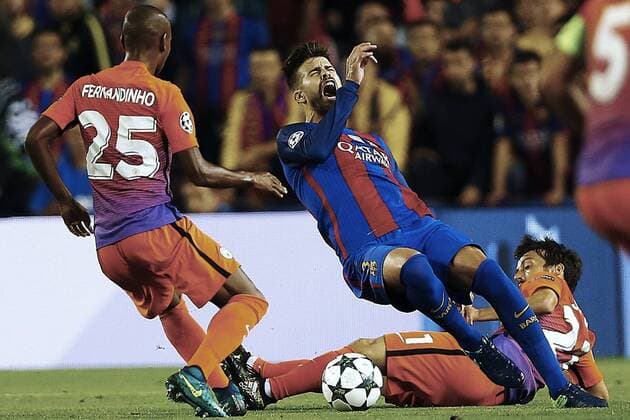 Barcelona s Spanish defense Gerard Pique (C) falls after the action by Manchester s Spanish midfielder David Silva during the UEFA Champions League group C match between FC Barcelona Barca and Manchester City at Camp Nou stadium in Barcelona, Catalonia, Spain, 19 October 2016. FC BARCELONA VS. MANCHESTER CITY !ACHTUNG: NUR REDAKTIONELLE NUTZUNG!  BCN001 20161019-636125105137711799