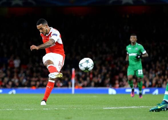 19.10.2016. Emirates Stadium, London, England. UEFA Champions League Football. Arsenal versus PFC Ludogorets Razgrad. Arsenal s Theo Walcott scores past Ludogorets Goalkeeper Vladislav Boykov Stoyanov and makes it 2-0 Arsenal xMarkxKertonx  ActionPlus11801769