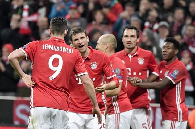 xtwx, 19.10.2016, Fussball Champions League, FC Bayern München (Muenchen) - PSV Eindhoven, Gruppe D - 3. Spieltag Torjubel 2:0 fuer Bayern München Torschuetze Joshua Kimmich (Bayern) München Munich