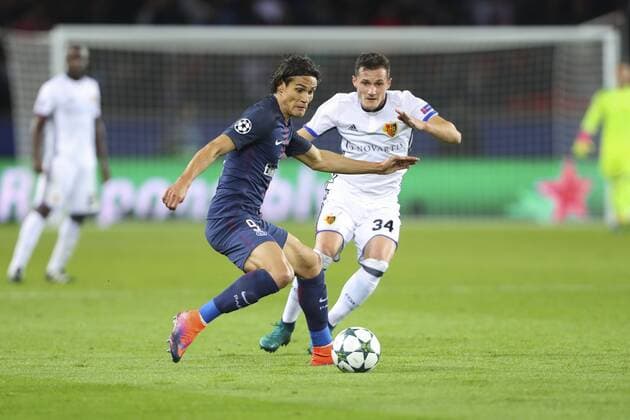 Fußball, CL, Paris St. Germain - FC Basel Edinson Cavani (PSG) vs Taulant Xhaka - Fussball, Champions League, Paris Saint Germain PSG vs. FC Basel - 19 10 2016 GwendolineLeGoff Panoramic 