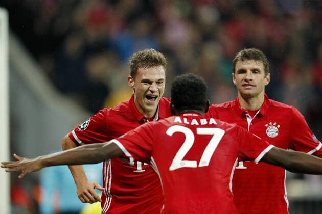 (L-R) Joshua Kimmich of Bayern Munich, David Alaba of Bayern Munich, Thomas Muller of Bayern Munichduring the Champions League group D match between FC Bayern Munich and PSV on October 19, 2016 at the Allianz Arena in Munich, Germany Bayern Munich v PSV UEFA Champions League 2016 2017 xVIxxIVx 6426240