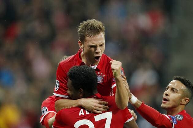 (L-R) Joshua Kimmich of Bayern Munich, David Alaba of Bayern Munich, Thiago Alcantara of Bayern Munichduring the Champions League group D match between FC Bayern Munich and PSV on October 19, 2016 at the Allianz Arena in Munich, Germany Bayern Munich v PSV UEFA Champions League 2016 2017 xVIxxIVx 6426292