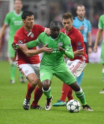 FUSSBALL CHAMPIONS LEAGUE SAISON 2016 2017 GRUPPENPHASE FC Bayern Muenchen - PSV Eindhoven 19.10.2016 Jetro Willems (PSV Eindhoven) vor Xabi Alonso (li) und Joshua Kimmich (re, beide FC Bayern Muenchen) 